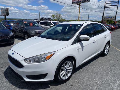 Used 2017 Ford Focus SE FWD image 1
