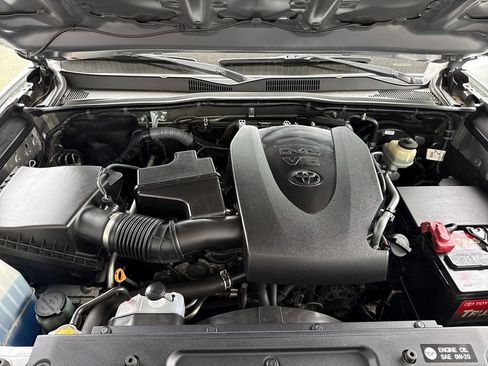 Used 2017 Toyota Tacoma SR5 w/ Tow Package AWD/4WD image 11