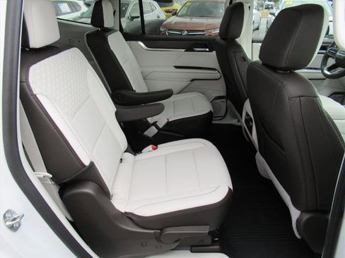 Used 2024 GMC Acadia Denali w/ Super Cruise Package image 29