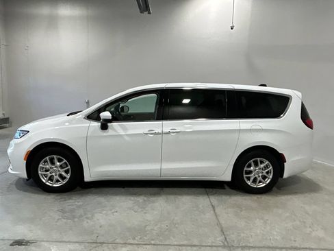 Used 2023 Chrysler Pacifica Touring-L FWD image 9