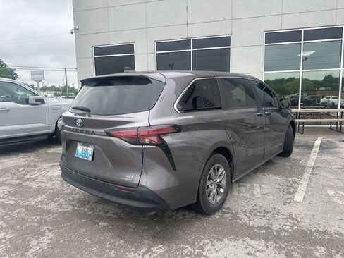 Used 2021 Toyota Sienna XLE FWD image 3