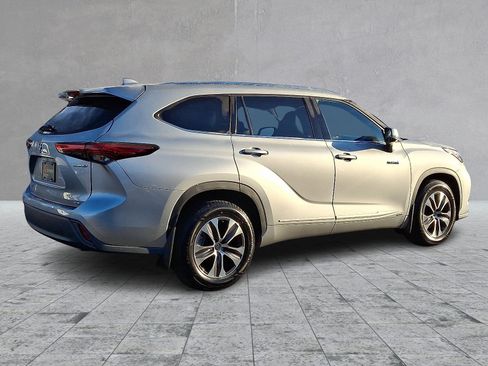 Used 2020 Toyota Highlander XLE image 12