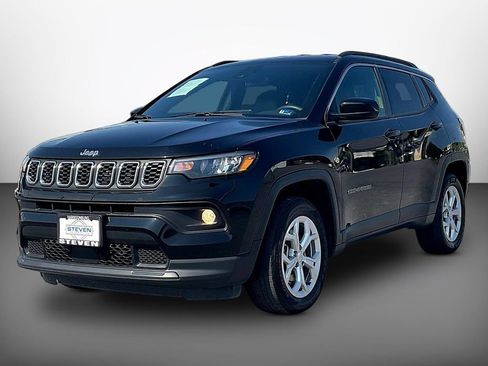 Used 2024 Jeep Compass Latitude AWD/4WD image 3
