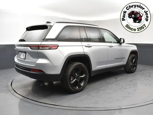 Used 2023 Jeep Grand Cherokee Altitude AWD/4WD image 5