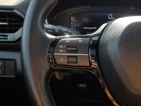 Used 2025 Honda Pilot Black Edition image 17