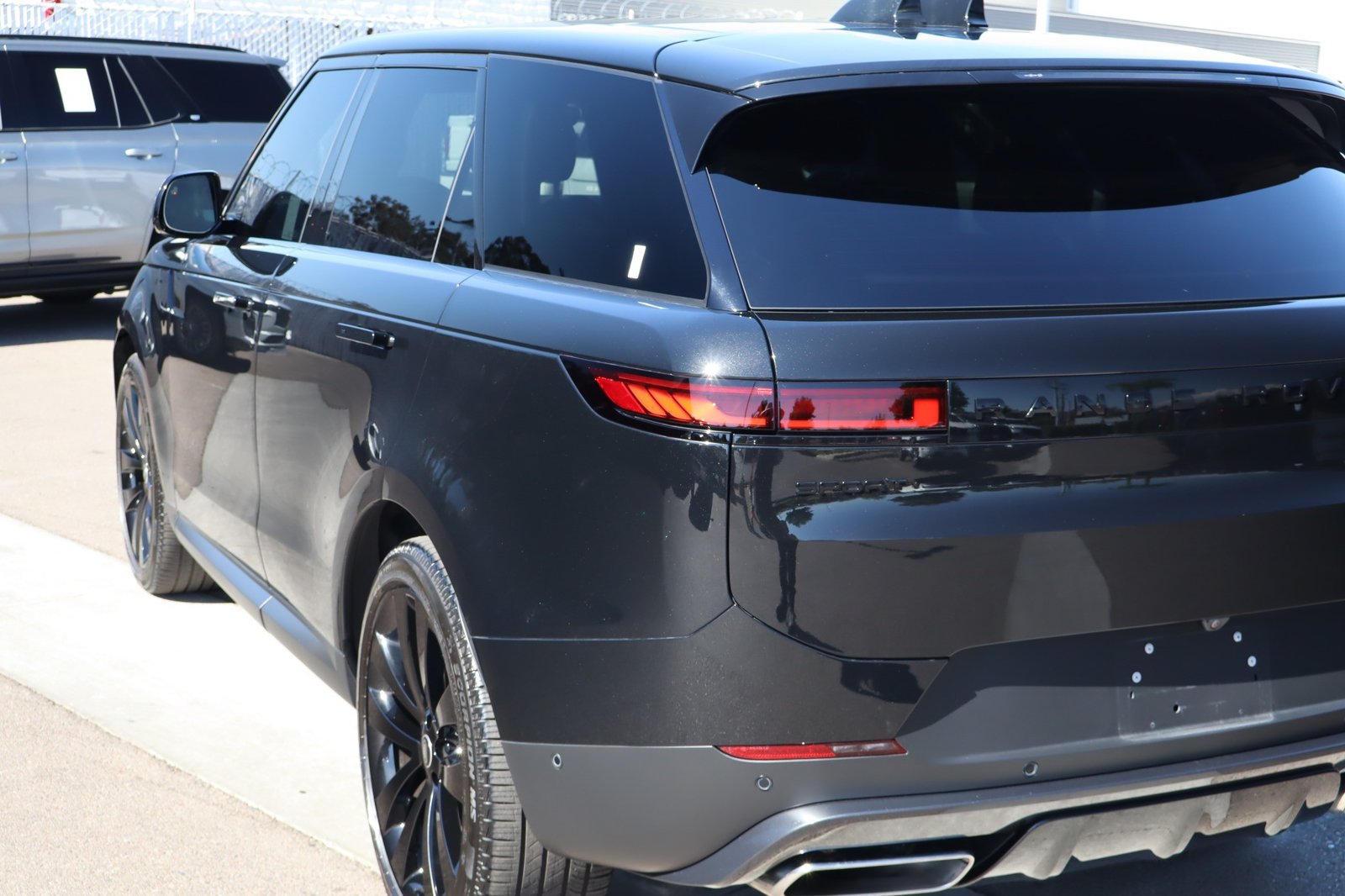 Used 2025 Land Rover Range Rover Sport SE AWD/4WD image 16