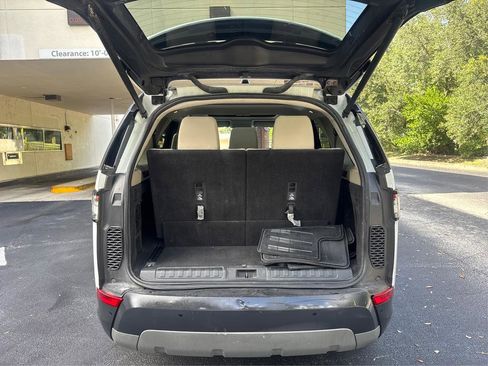 Used 2018 Land Rover Discovery SE image 12
