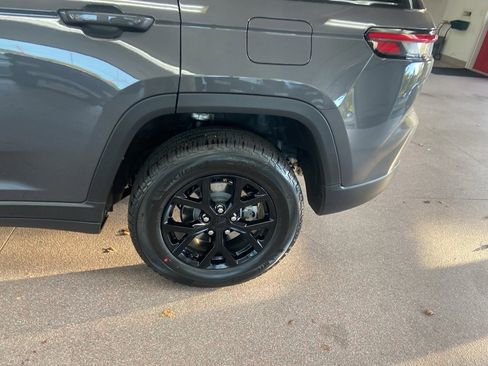 New 2025 Jeep Grand Cherokee Altitude image 6