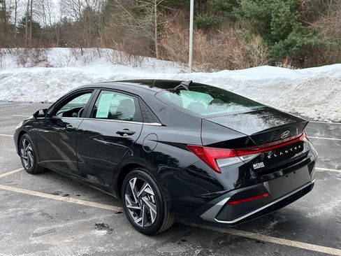 Used 2025 Hyundai Elantra SEL image 3