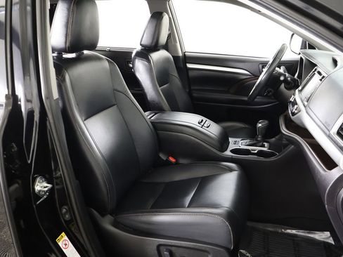 Used 2019 Toyota Highlander XLE AWD/4WD image 32