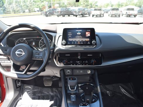 Used 2022 Nissan Rogue SV image 16
