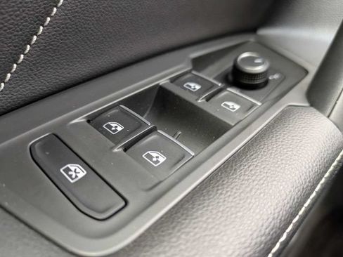 Certified 2023 Volkswagen Tiguan SE R-Line FWD image 27
