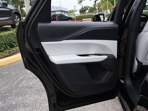 Used 2025 Cadillac Lyriq Luxury RWD image 31