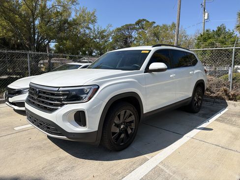 Used 2024 Volkswagen Atlas SE w/ Black Wheel Package image 3