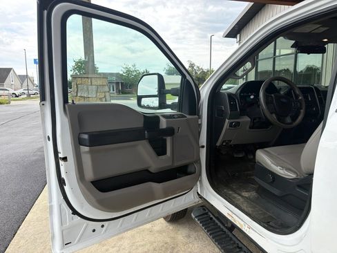 Used 2018 Ford F550 4x4 Regular Cab Super Duty image 2