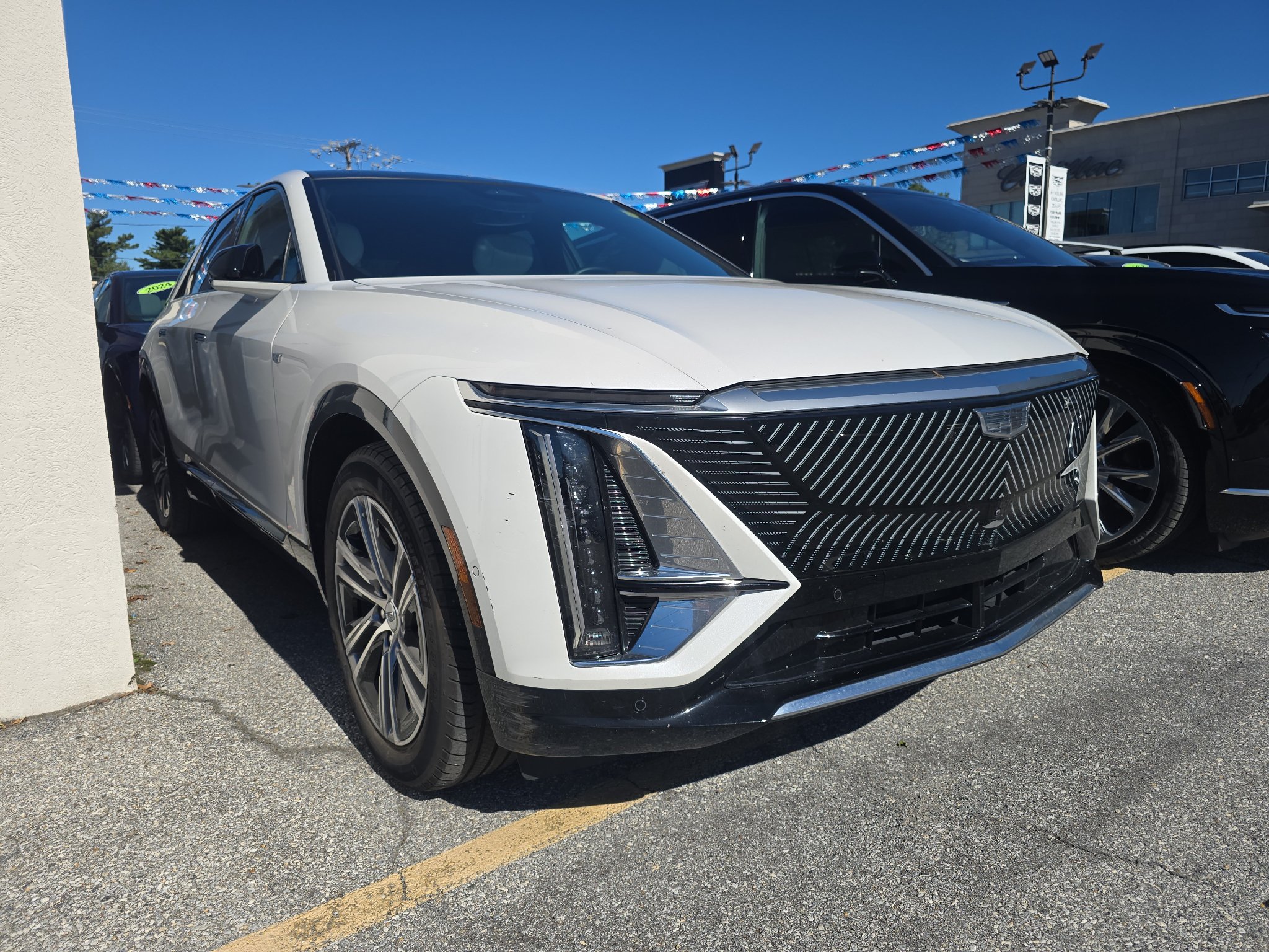 Used 2024 Cadillac Lyriq Luxury AWD/4WD image 2