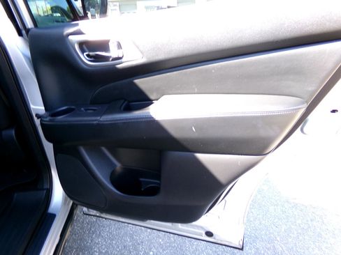 Used 2019 Nissan Pathfinder SV image 23