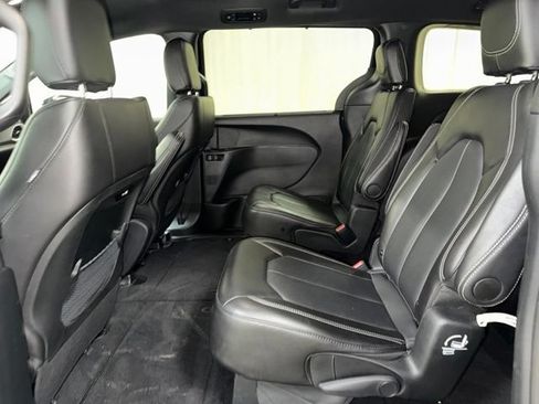 Used 2025 Chrysler Pacifica Select FWD image 17