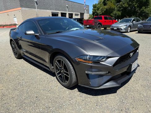 Used 2018 Ford Mustang Coupe RWD image 6