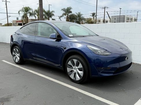 Used 2024 Tesla Model Y Long Range RWD image 1
