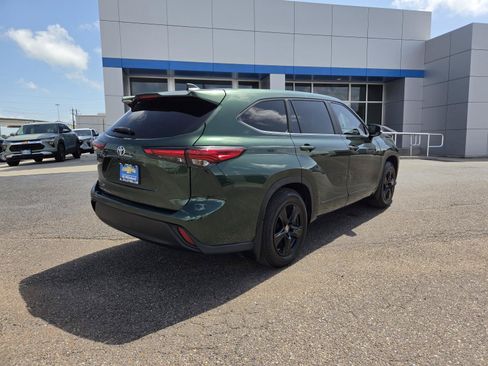 Used 2023 Toyota Highlander L FWD image 5