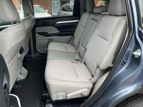 Used 2019 Toyota Highlander Plus AWD/4WD image 14