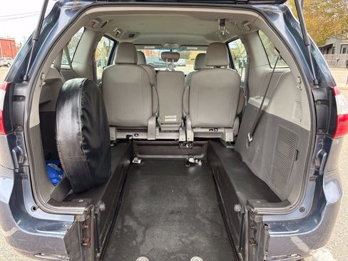 Used 2017 Toyota Sienna L FWD image 34