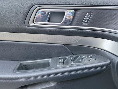 Used 2018 Ford Explorer XLT FWD image 6