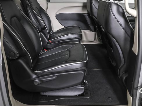 Used 2022 Chrysler Pacifica Limited image 42