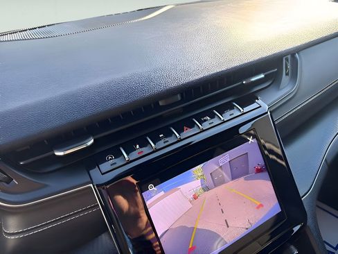 Used 2024 Jeep Grand Cherokee Altitude image 39