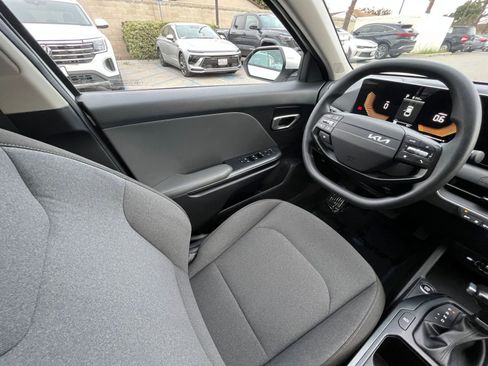 Used 2025 Kia K4 LXS image 35