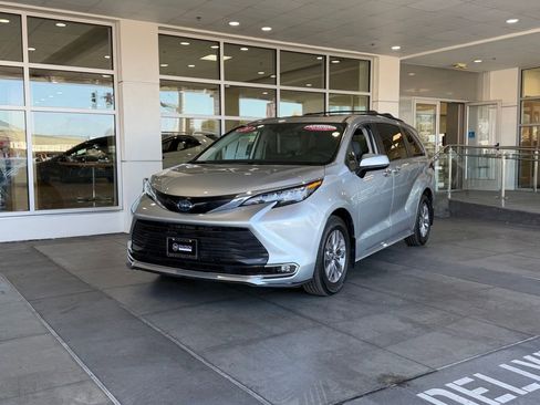 Certified 2021 Toyota Sienna XLE FWD image 2
