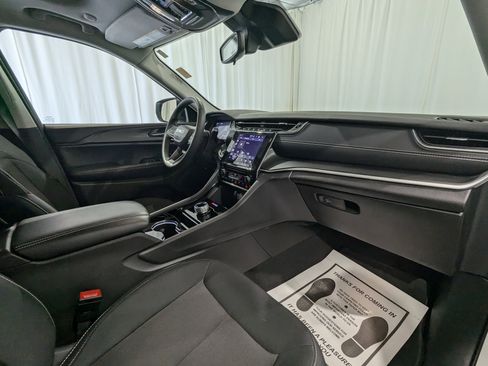 Used 2023 Jeep Grand Cherokee Laredo image 11