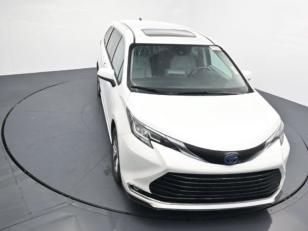 Used 2024 Toyota Sienna XLE FWD image 10