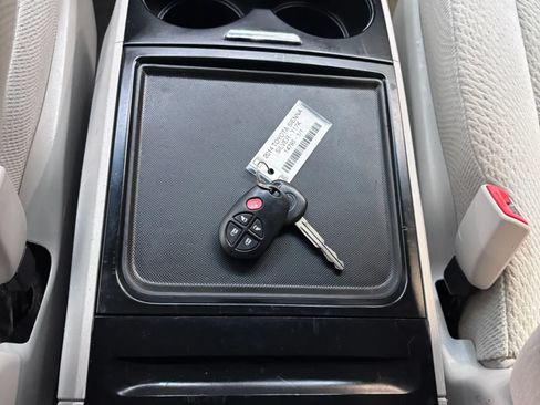 Used 2014 Toyota Sienna LE FWD image 17