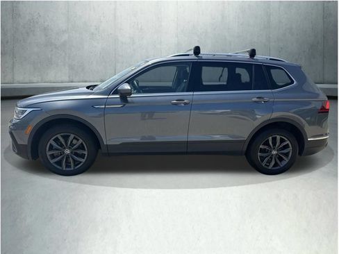 Used 2023 Volkswagen Tiguan SE w/ Panoramic Sunroof Package AWD/4WD image 2