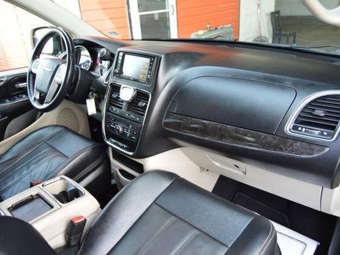 Used 2015 Chrysler Town & Country Touring FWD image 19