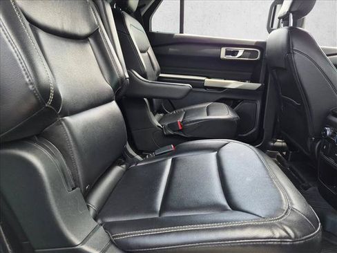 Used 2021 Ford Explorer XLT w/ Equipment Group 202A AWD/4WD image 13