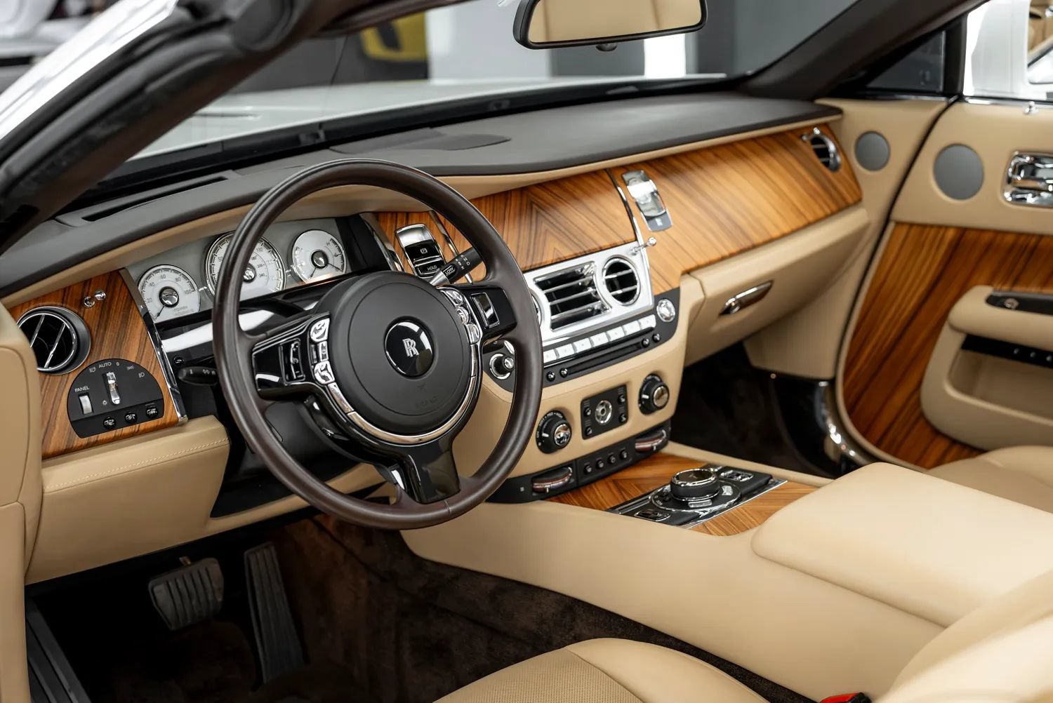 Used 2016 Rolls-Royce Dawn RWD image 2