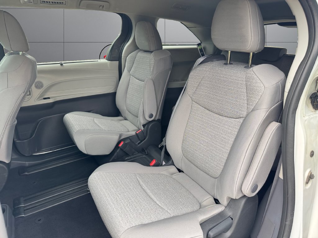 Used 2023 Toyota Sienna LE AWD/4WD image 18