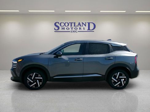 Used 2025 Nissan Kicks SV image 1