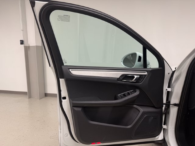 Certified 2026 Porsche Macan AWD/4WD image 35