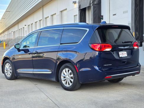Used 2019 Chrysler Pacifica Touring-L FWD image 6
