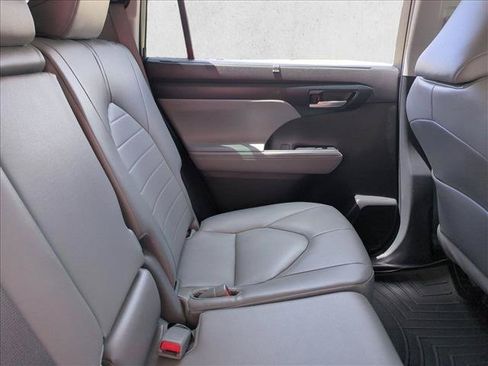 Used 2023 Toyota Highlander XLE FWD image 21