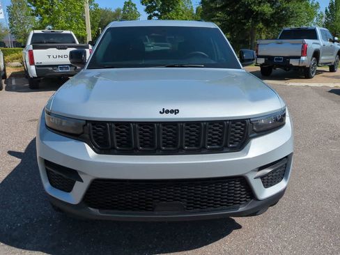 Used 2025 Jeep Grand Cherokee Altitude AWD/4WD image 9