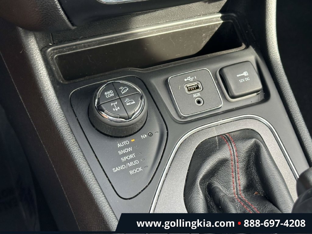 Used 2019 Jeep Cherokee Trailhawk w/ Comfort/Convenience Group AWD/4WD image 28