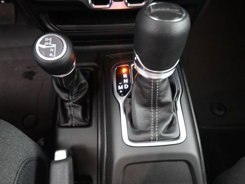 New 2025 Jeep Gladiator Sport image 3