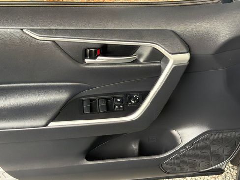 Used 2021 Toyota RAV4 LE image 3