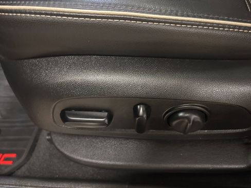 Used 2020 GMC Acadia Denali w/ Denali Ultimate Package image 32