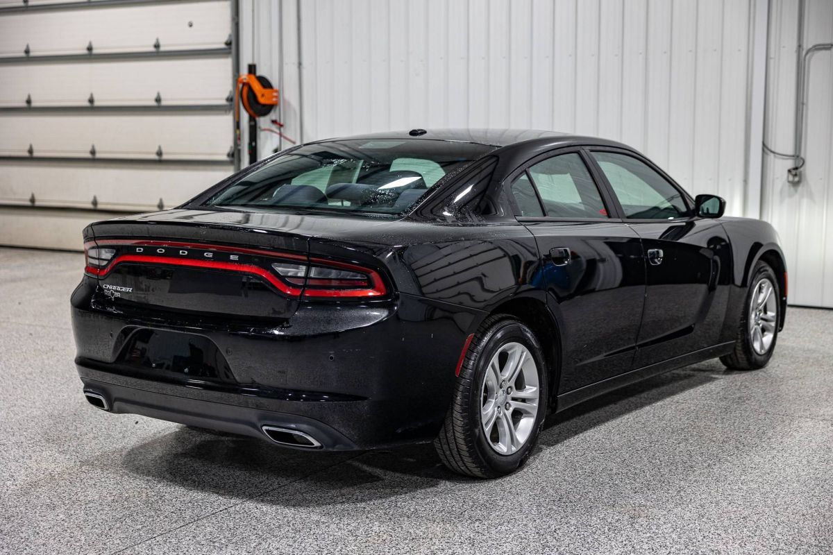 Used 2017 Dodge Charger SE w/ Popular Equipment Group RWD image 4